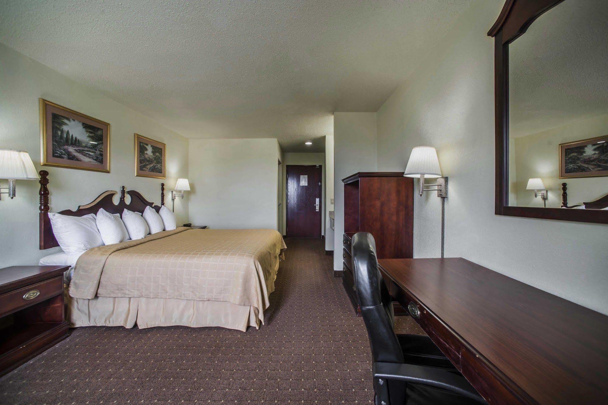 Quality Inn Harrisburg Exteriör bild